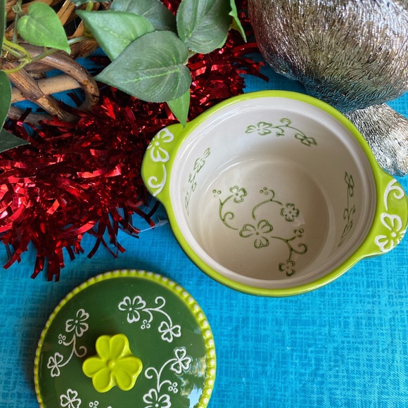 Temptations Shamrock floral lace lidded dish - Picture 3 of 5